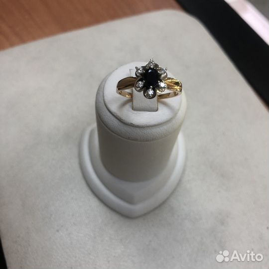 Кольцо с бриллиантом