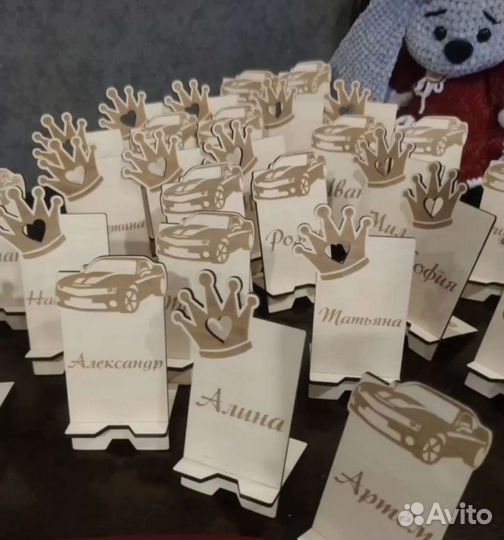 Деревянная подставка под телефон