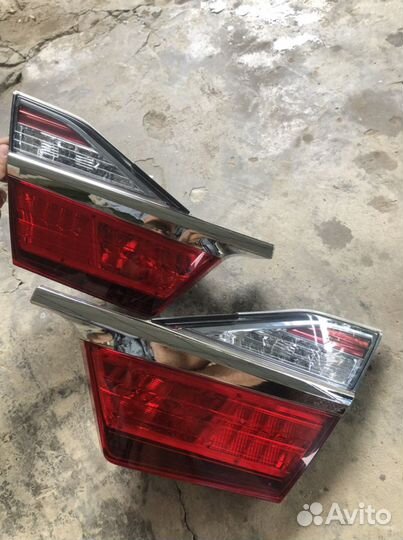 Задние стопы на багажник б/у оригинал Toyota Camry