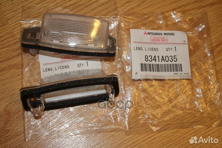 Стекло плафона освещения номерного знака 8341A035