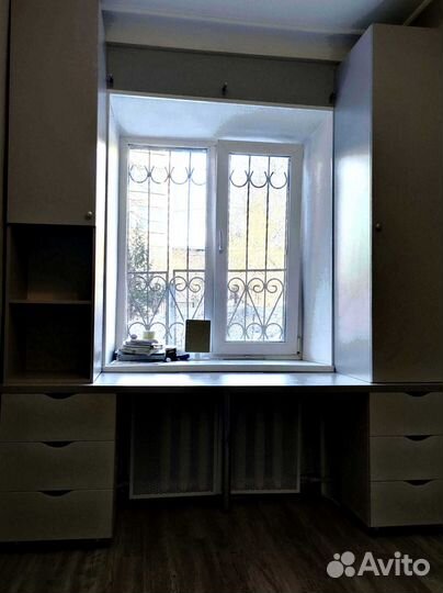 Рабочая зона в углу у окна