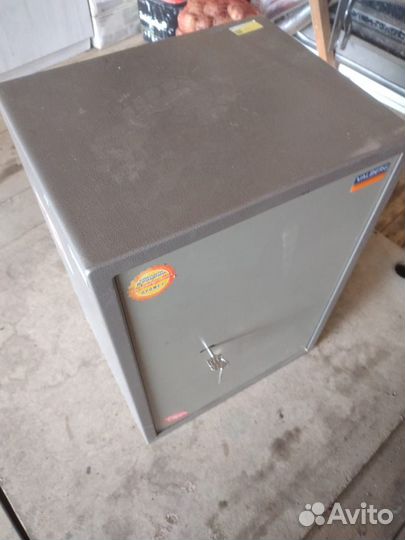 Сейф металлический