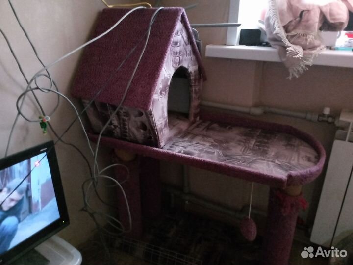Кошачий домик с когтеточкой