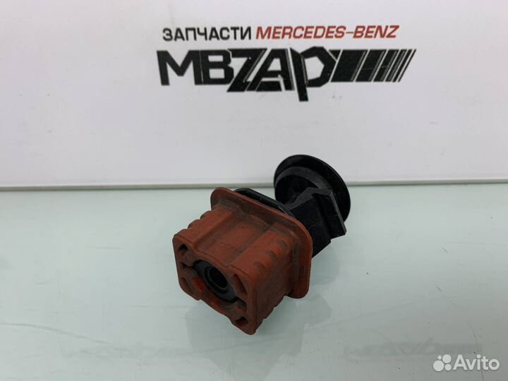 Крепление радиатора Mercedes W212