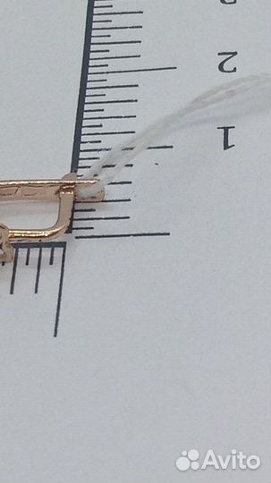 Золотые серьги с камнем