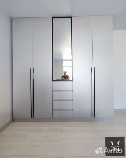 Встроенный распашной шкаф