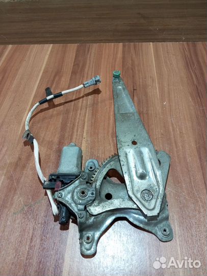 Задний правый стеклоподъемник Toyota land cruiser