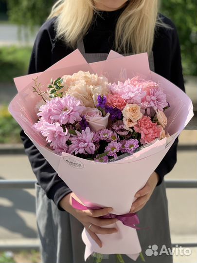 Букет из живых цветов, из роз для близких лилий