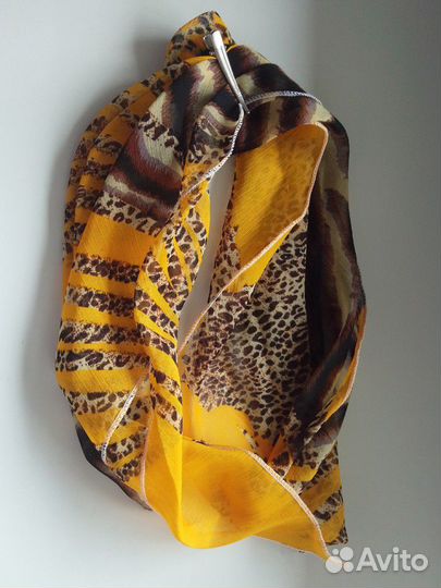 Шарфик-косынка с брошкой-прищепкой