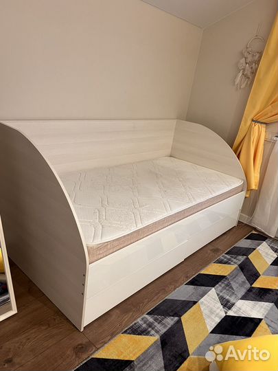 Кровать односпальная с матрасом