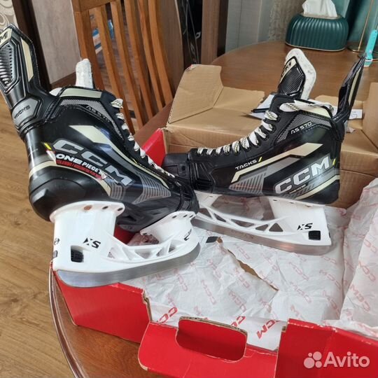 Топовые коньки, полупрофессиональные хоккейные CCM