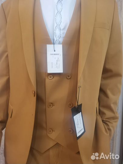 Новые мужские сорочки и костюмы