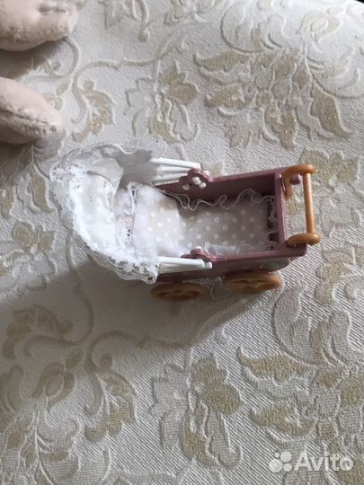 Маленькая игрушечная коляска