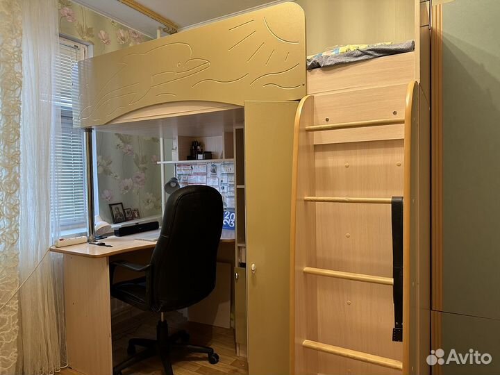 Кровать чердак со столом и шкафом б/у