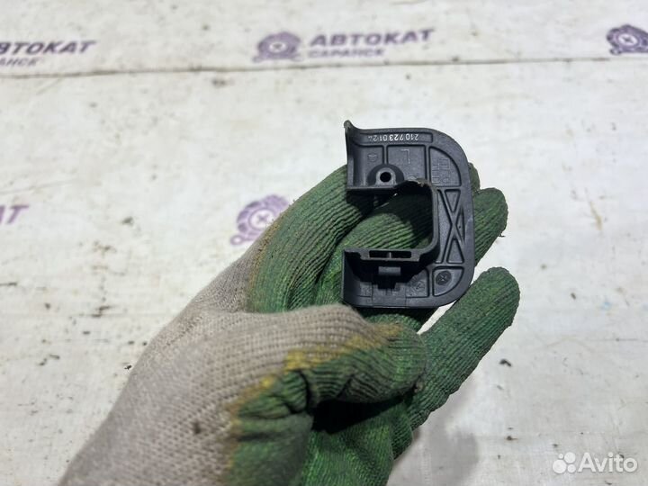 Накладка замка левая Mercedes W210