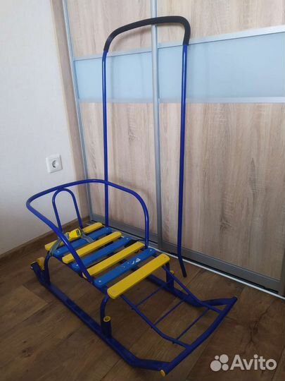 Детские санки с ручкой и колесами