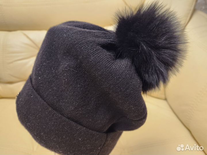 Шапка женская с помпоном из песца черная