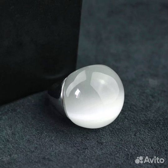 Кольцо с большим белым опалом