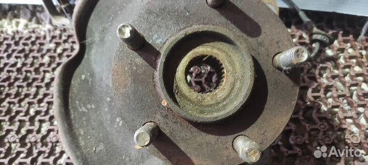 Кулак поворотный правый лансер 10