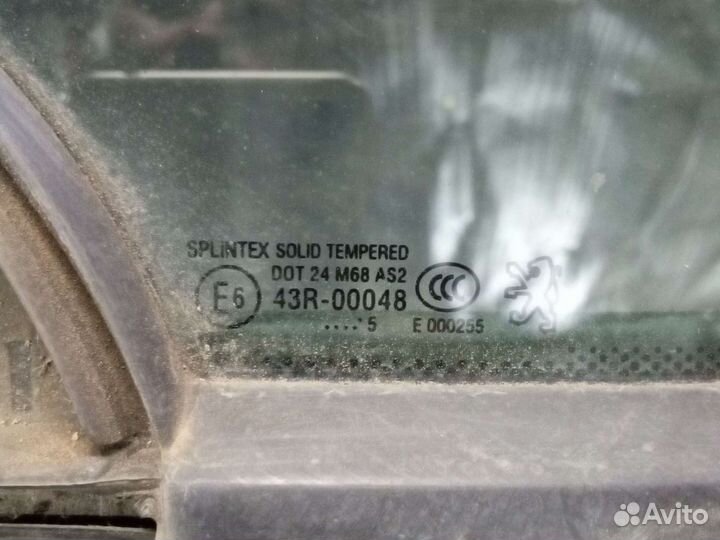 Форточка передней правой двери Peugeot 307