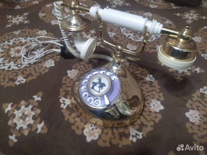 Телефонный аппарат. Ретро золотой. Салават Юлаев