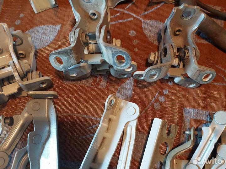 Петля капота багажника двери Skoda Fabia 2