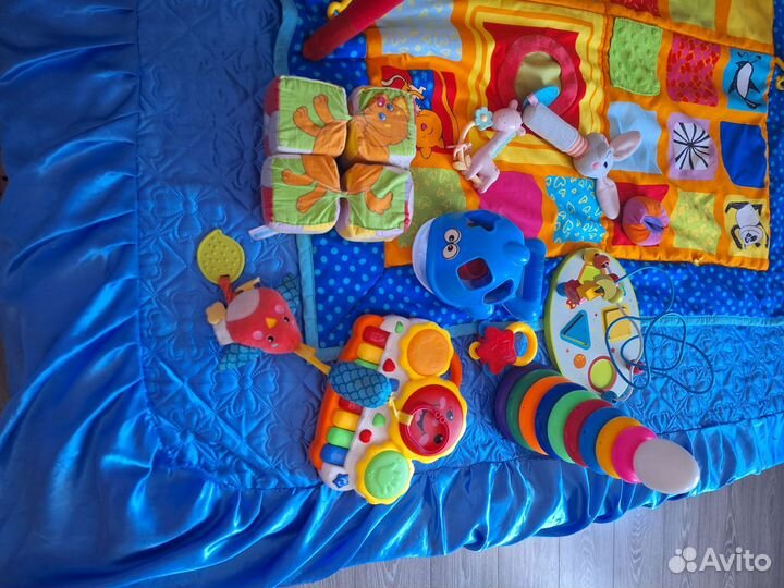 Развивающий коврик, игрушки, одежда