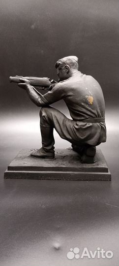 Скульптура солдат стреляющий С колена, СССР