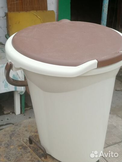 Ведро пластиковое с крышкой для туалета
