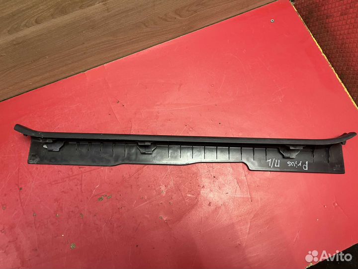 Накладка порога передняя левая Toyota Prius (ZVW30