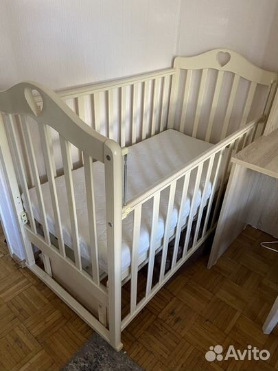 Детская кроватка с универсальным маятником