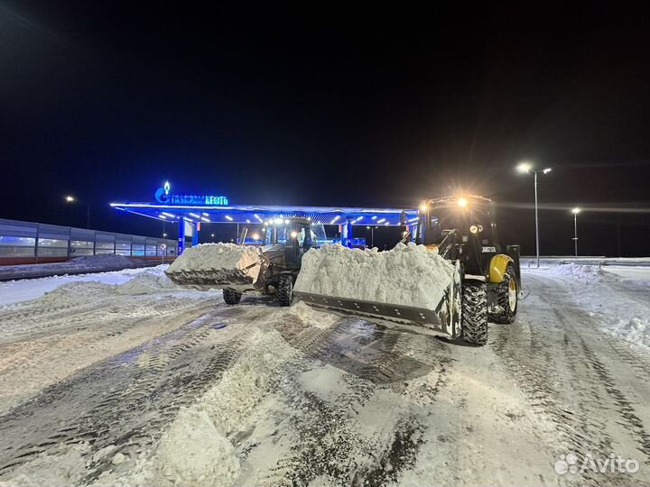 Уборка снега трактором
