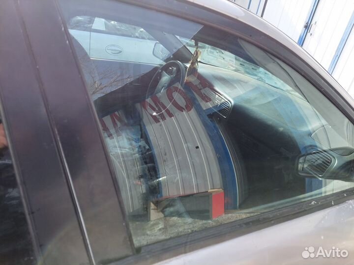 Стекло передней двери Volvo S40