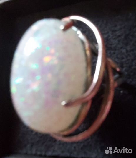 Кольцо с большим камнем