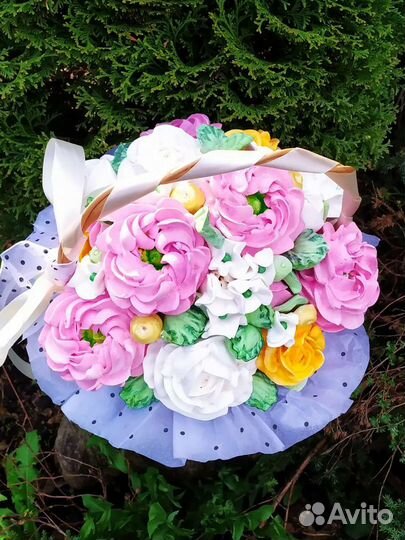 Корзина со съедобными цветами