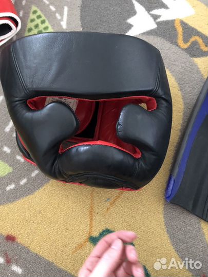 Боксерские перчатки и шлем