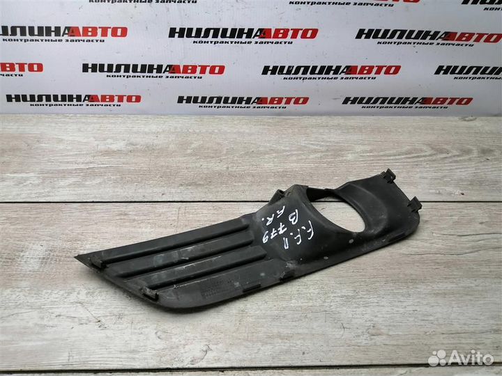 Решетка противотуманной фары правая Форд Фокус 2