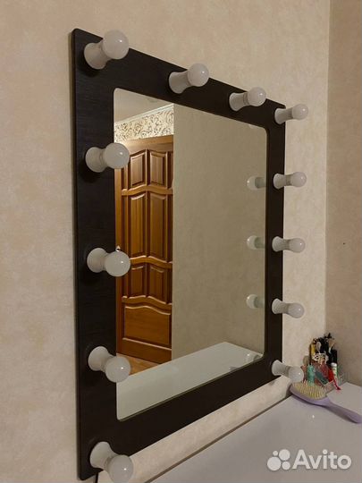 Гримерное зеркало с лампочками