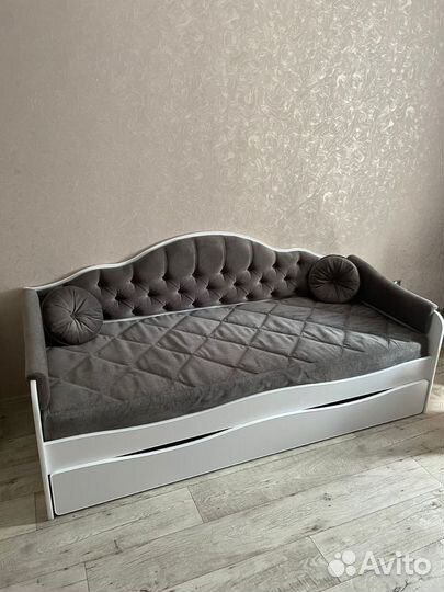 Выдвижная двухъярусная кровать с мягкой спинкой