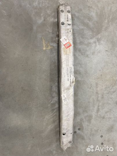 Усилитель переднего бампера Nissan Tiida 04