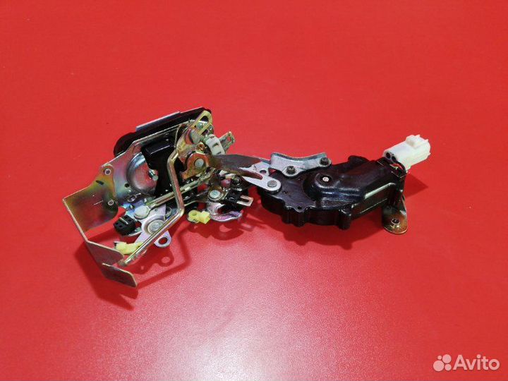 Замок двери задний левый Toyota Hilux Surf VZN130G