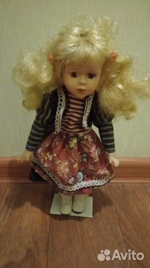 Кукла фарфоровая антикварная.Цена договорная