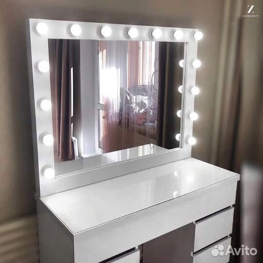 Туалетный столик визажиста и гримерное зеркало