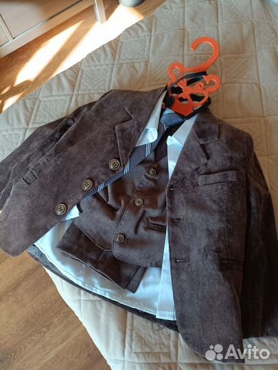 Костюм, рубашки, подтяжки