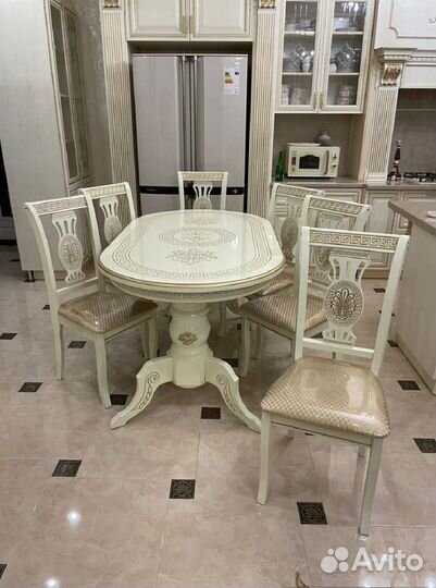 Стол обеденный. В наличии
