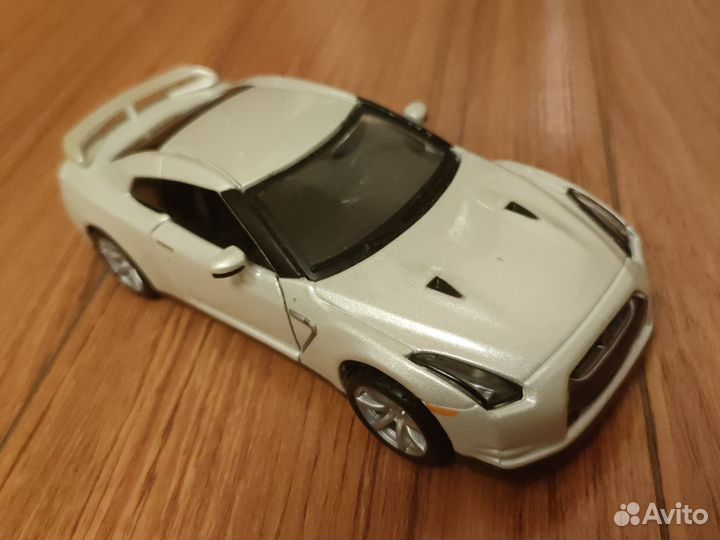 Металлическая машина игрушка