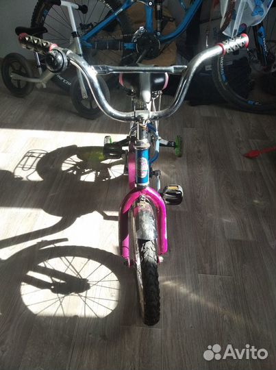 Детский велосипед с боковыми колесиками великан