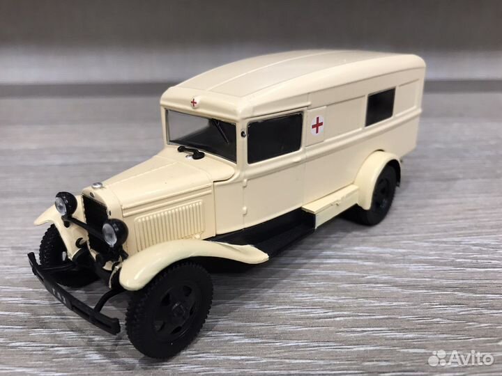 Модель СССР 1:43 грузовик скорая помощь