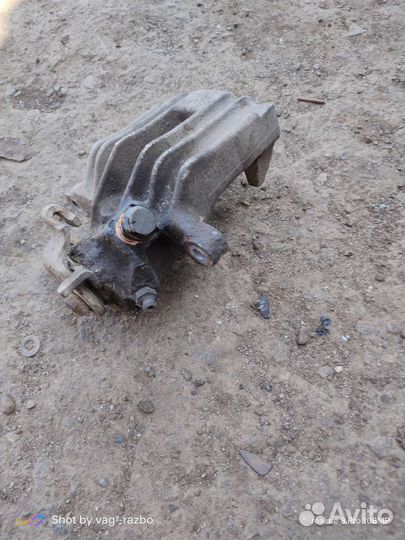 Тормозной суппорт гольф 4 лев