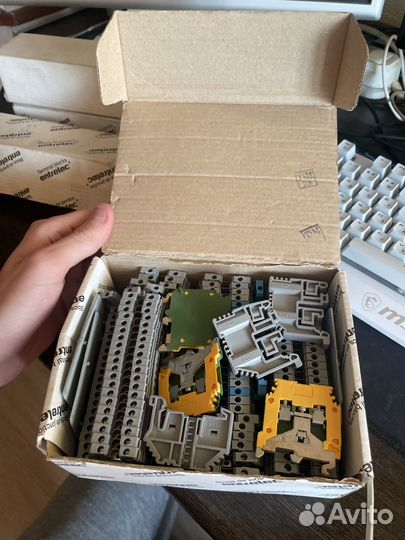 Коробка с разными клемниками